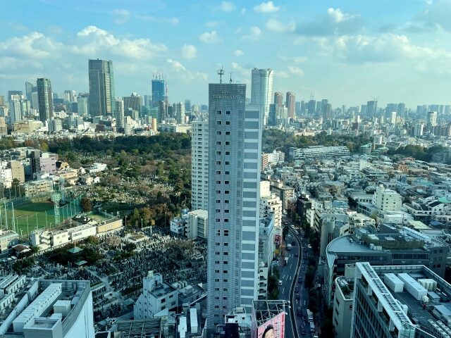 大きな窓からの眺めも素敵、青山の街と、遠くには東京タワーも見えます！