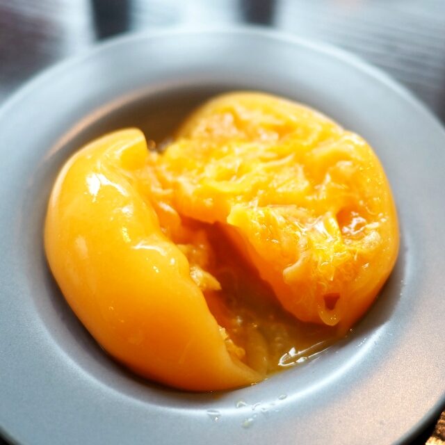 みかんのゼリーの中には本物の冷凍みかん♪でもみかんだけじゃなくて他の柑橘も使われている感じで、甘酸っぱくて複雑なお味。