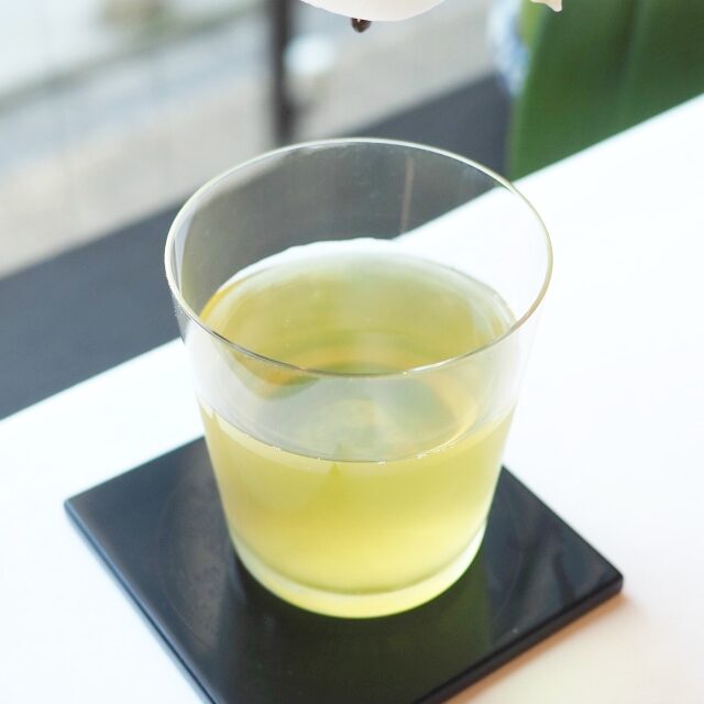 ＜1st Tea＞レイワ プルミエール
令和元年を記念して作られたこのお茶は緑茶ベースに日本の国章、皇室の紋章にも表される菊の花を加え、梅の花、桜の花の香りが重なるようにブレンドされたフレーバーティーです。