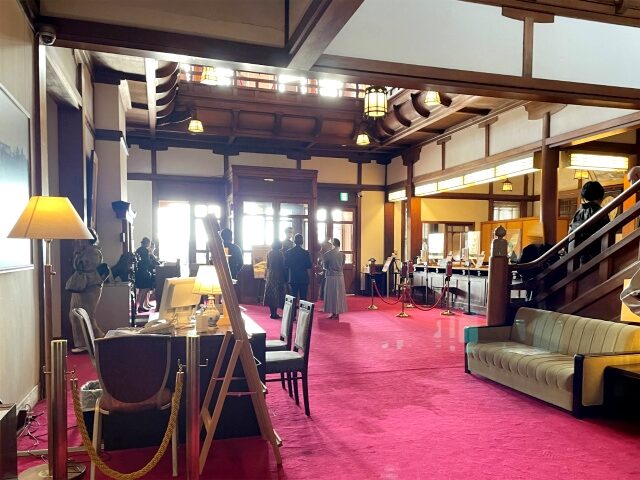 こちらは奈良ホテルのロビー。和洋折衷な造りがノスタルジックさを醸し出しています。
和風のシャンデリアは春日大社の釣燈籠を模したそう。