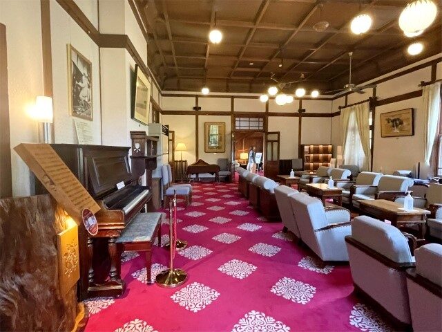 こちらはロビーの隣にある「桜の間」。ここは待合室のように自由に使ってよいお部屋。端っこにある小さなピアノはアインシュタイン博士も弾いたことがあるそう！