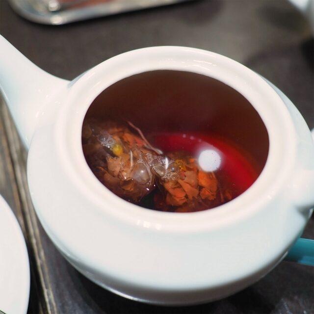 ローズ＆バイオレットは茶葉も美しい！ハーブティー系はティーバッグでの提供でした。