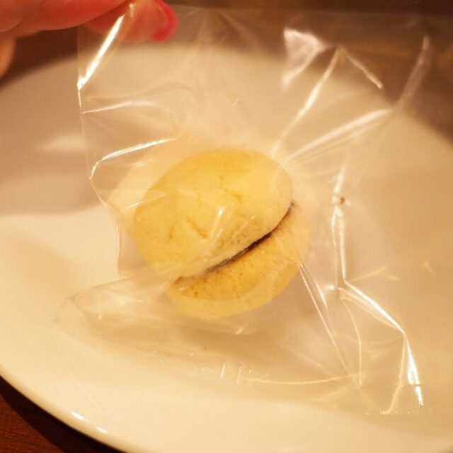 こちらはイタリアの伝統的なクッキー「バーチ・ディ・ダーマ」（イタリア語で「貴婦人のキス」という意味）ですね！！！