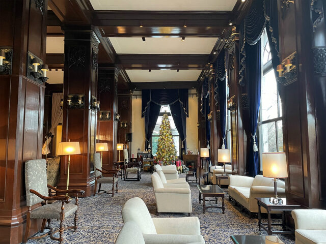 ホテルニューグランド　本館２Fのロビー。このゴージャスな空間にはクリスマスツリーがよく似合う！！！