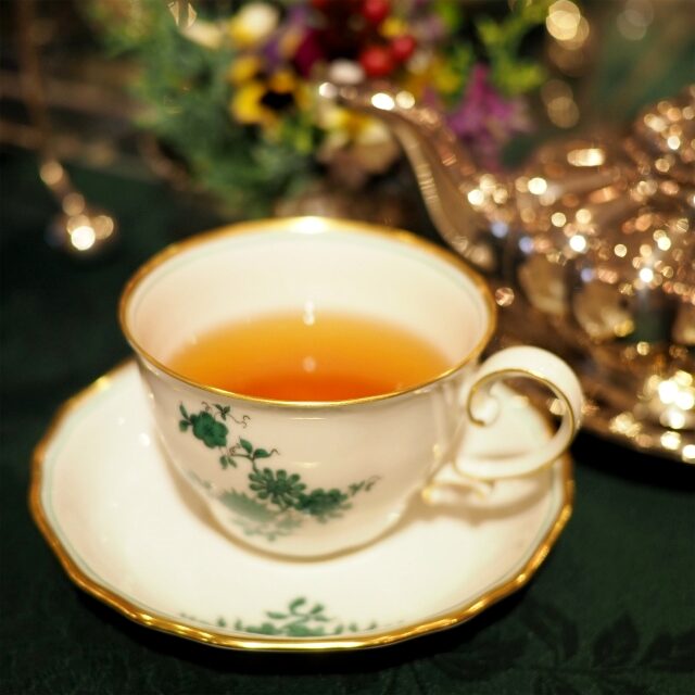 Ladurée テ・ジャルダン・ブルーロワイヤル中国とセイロンの紅茶にヤグルマギクとマリーゴールドの花びらをブレンドしルバーブ、ストロベリー、チェリーで香りをつけたフレーバーティー