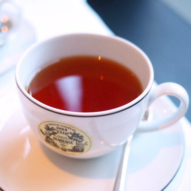 2nd Tea①
タルトタタン
エリタージュ グルマン コレクションの１つで ルイボスティーに「タルト タタン」のキャラメリゼされたリンゴの甘く香ばしい香りのお茶