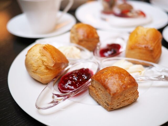 strings strawberry afternoontea scone01