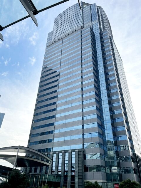 ストリングスホテル東京インターコンチネンタルが入っている品川イーストワンタワーの外観。26階～32階がストリングスホテル東京インターコンチネンタルです。