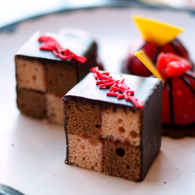 チョコレート＆苺ケーキ英国菓子のバッテンバーグケーキみたいで可愛い♡