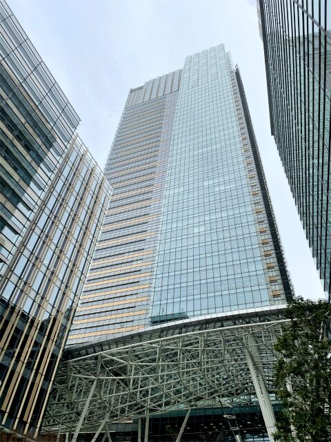 ザ・リッツカールトン東京が入っている「ミッドタウン・タワー」のミッドタウン側からみた外観。ザ・リッツカールトン東京は1、2階と45階～53階に入ってます。