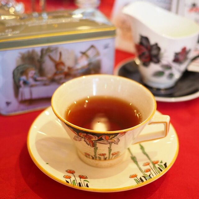 NEW ENGLISH TEA イングリッシュアフタヌーンティアリスのティーパーティーのイラストの缶に入った紅茶。セイロンのブレンドティーかな