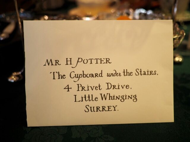 テーブルに置いてあった手紙はハリーがホグワーツからの入学許可証だし♪