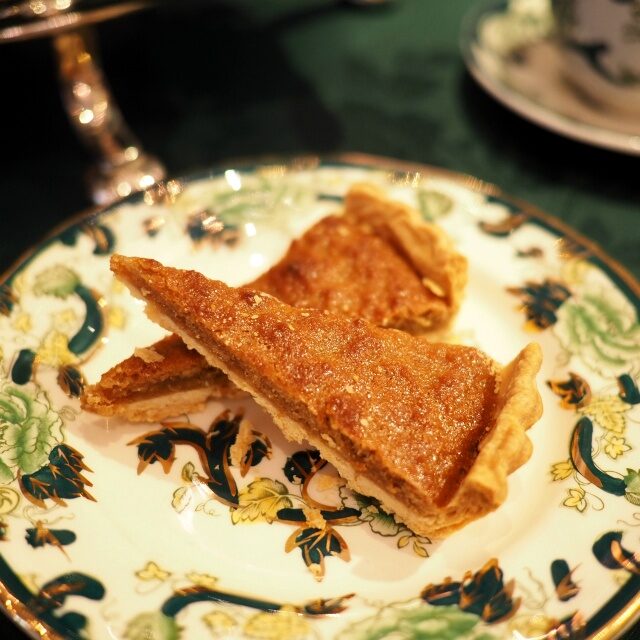 トリークルタルトトリークルタルトはハリー達の大好物ですね！
イギリスの伝統的なデザートでトリークルと呼ばれる糖蜜シロップを用いることから日本では「糖蜜タルト」とも呼ばれています。