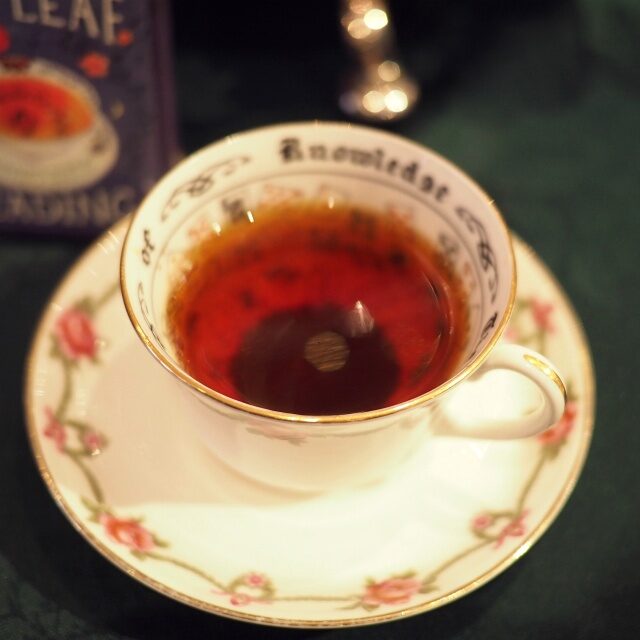 紅茶占いは茶葉を使って占うので、わざとカップに茶葉が入るように注ぎます。