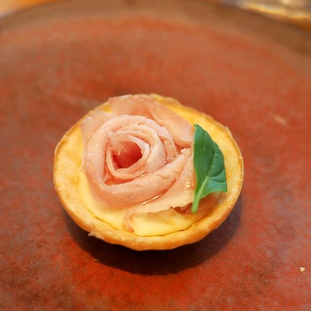 シャンパンハム ポテトのタルトレット薔薇になってて美しい！
