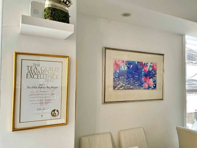 こちらはTHE TEA GUILD AWARD OF EXCELLENCEの表彰状と宮脇家と共に世界を旅した絵画も飾られています。