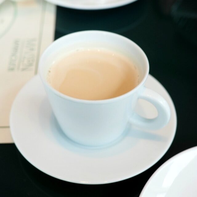 アイリッシュウイスキークリームロンネフェルトの人気フレーバー。こちらは最初からミルクティーに、この紅茶はやっぱりミルクティーが美味しい！