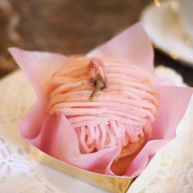 桜餡入りのピンクのクリームが可愛い♡