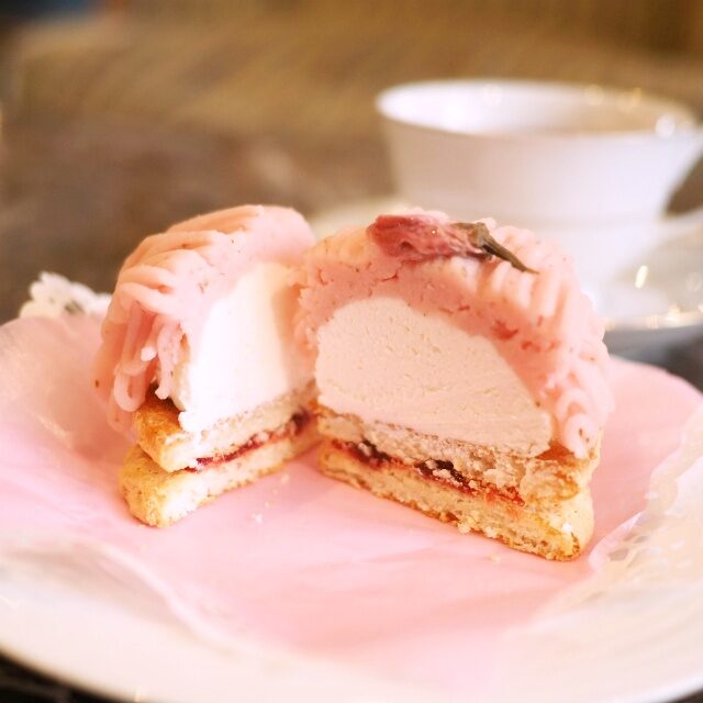 桜餡入りのピンクのクリームの中は無糖のクリームが詰まっています！だから甘すぎず最後まで美味しくいただけちゃうのです♪
