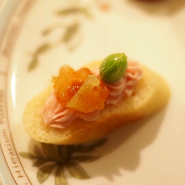 桜色のクリームと季節野菜のカナッペ