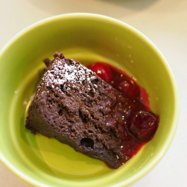 ショコラノワール濃厚なダークチョコレートのケーキ、ミックスベリーのソースが添えられています。