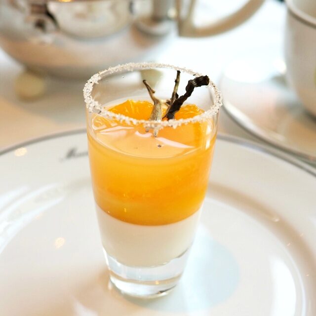 グラスオランジェジャスミンが香る白茶「テ デ マンダリン」を使ったババロアと清美オレンジのジュレ。
