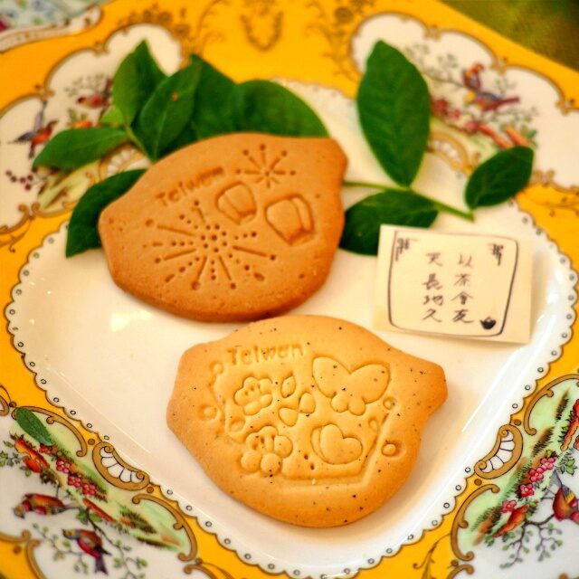 台湾の形のタピオカミルクティークッキーはお友達のは柄が違いました！