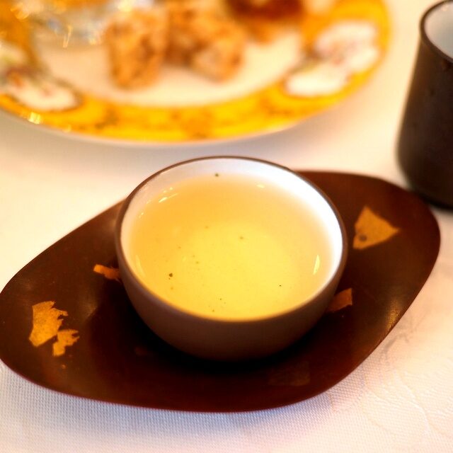 梨山茶高級品の梨山茶はお茶のみか、優しい味わいの台湾カステラに合わせて