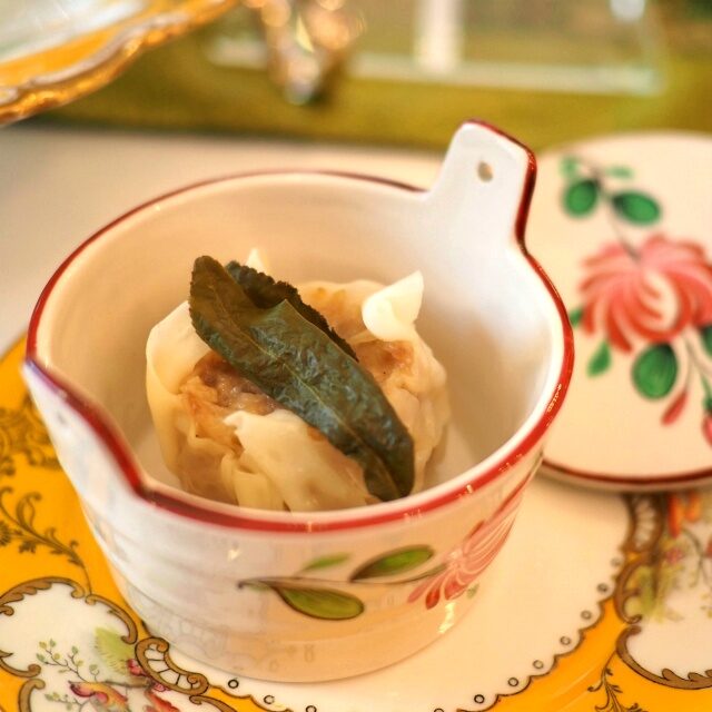 焼売上に載っているのは梨山の茶葉。柔らかいから食べられます。