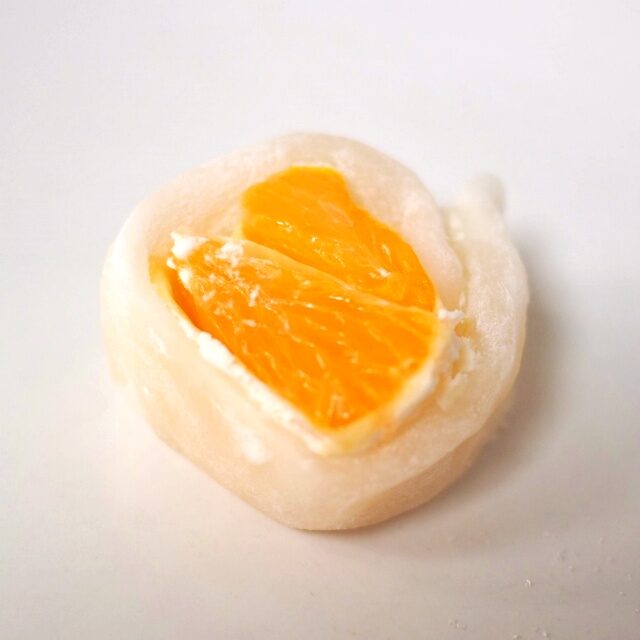 季節の柑橘・白餡大福大福の皮が求肥みたいで美味しい！