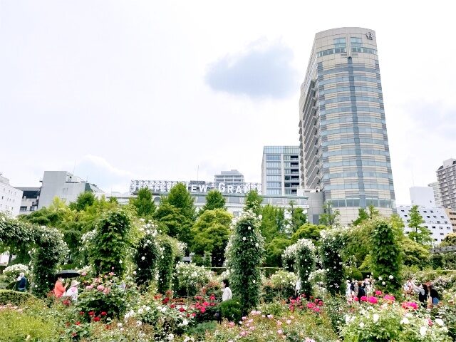 山下公園からみた横浜のクラシックホテル「ホテルニューグランド」の外観