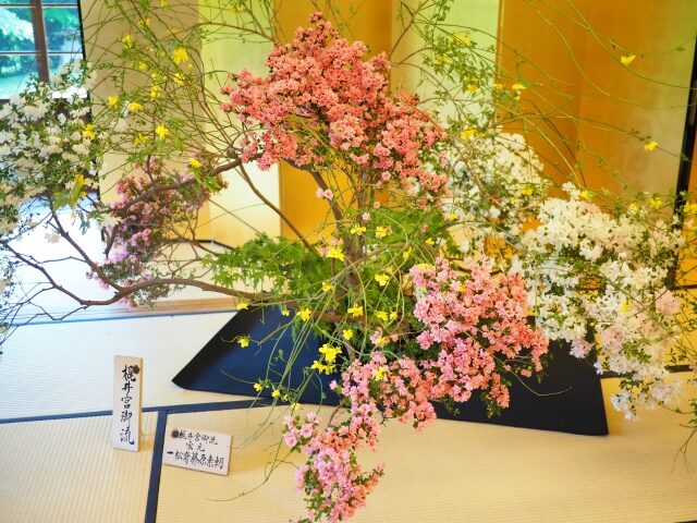 豪華な生け花を囲んでのアフタヌーンティーです。