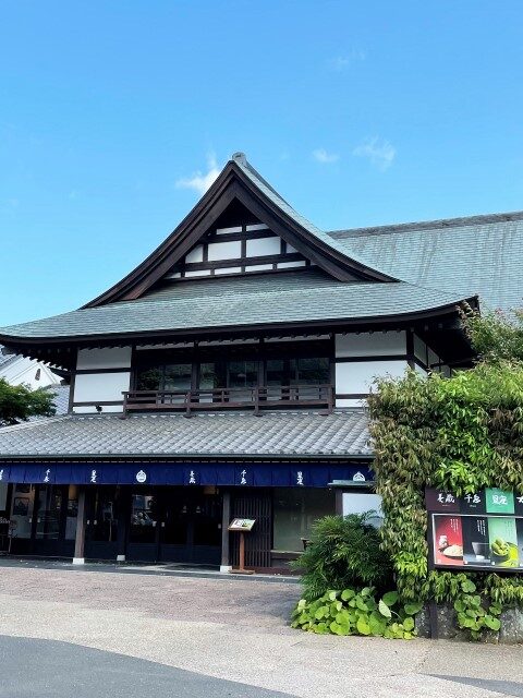 名水甘味 且座（しゃざ）の外観。この建物は富山から移築されたもので登録有形文化財にも指定されています。