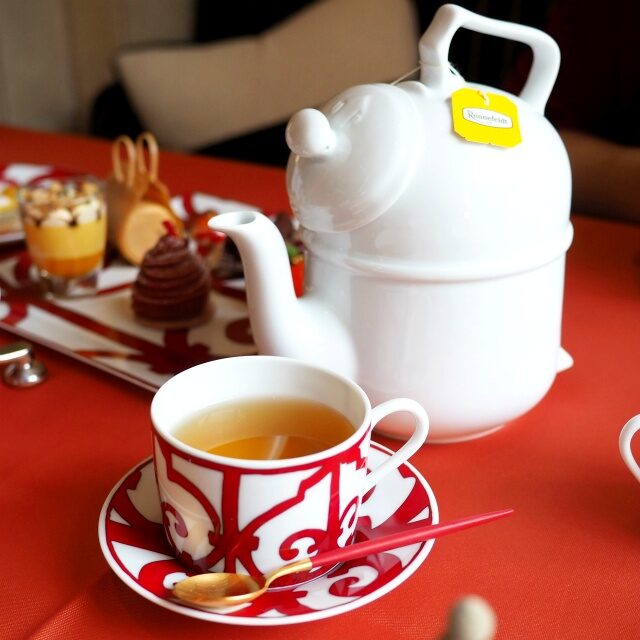 茶葉の抽出が終われば、縦にして、それ以上抽出が進まないように茶葉と茶液を分離できる機能的なポットです。