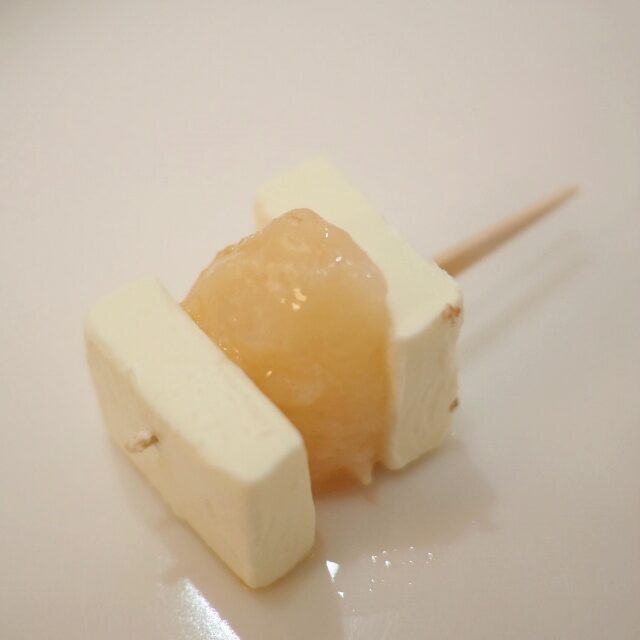 桃とクリームチーズのピンチョス