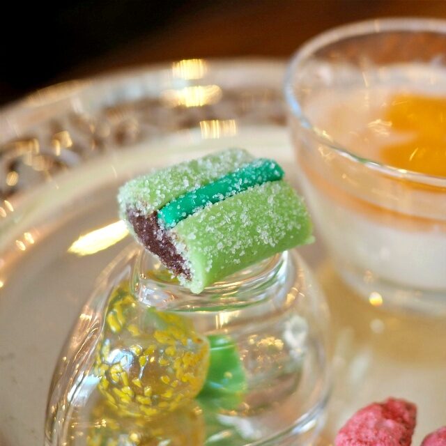 ガラスの丘の上のクッサン・ド・リヨンリヨンのクッションという意味のこのお菓子はリヨンを代表するスイーツ♡
グリーンの色が使われいるのにも意味がありました！