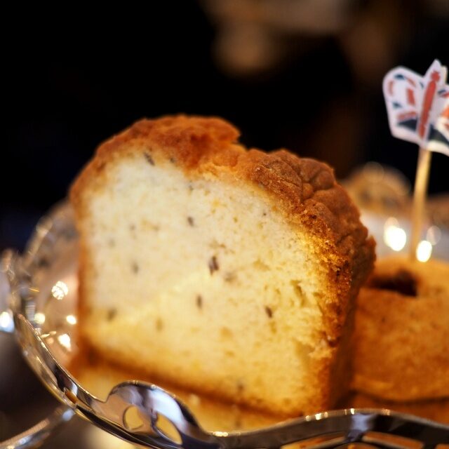 キャラウェイシードケーキアガサ・クリスティーの小説「バートラムホテルにて」に登場するケーキ、スッキリしたスパイシーさが特徴のケーキです。
