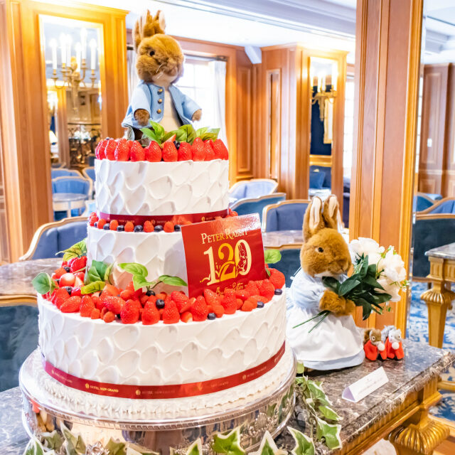 120周年をお祝いするバースデーケーキのオブジェも苺がたっぷりです♪