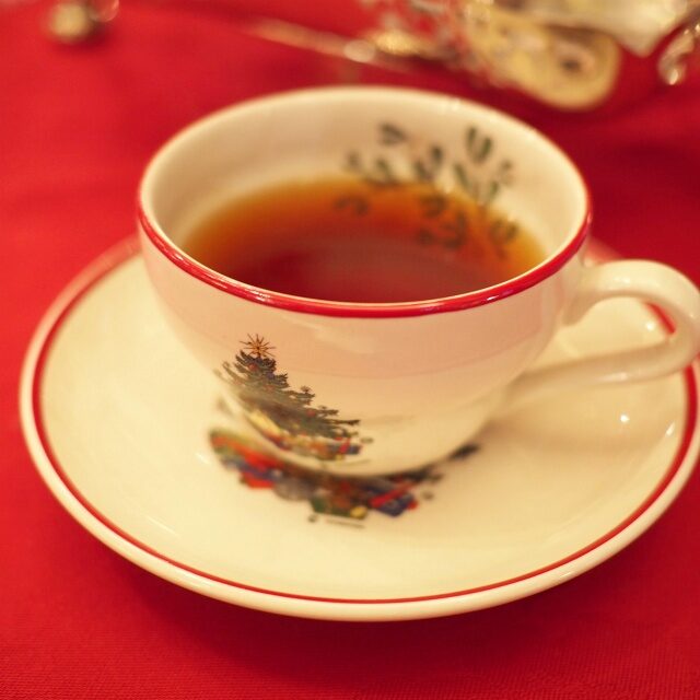 ウィンターメルヘン（ロンネフェルト）こちらもロンネフェルトの冬季限定の紅茶。オレンジピール、アニスの実、シナモン、バラの花、カーネーションの花が入ったクリスマスらしくて華やかなフレーバーティー