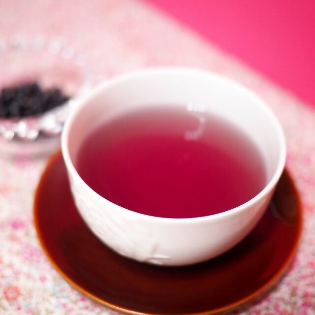 黒豆茶の水色（すいしょく）は紫がかった茶色