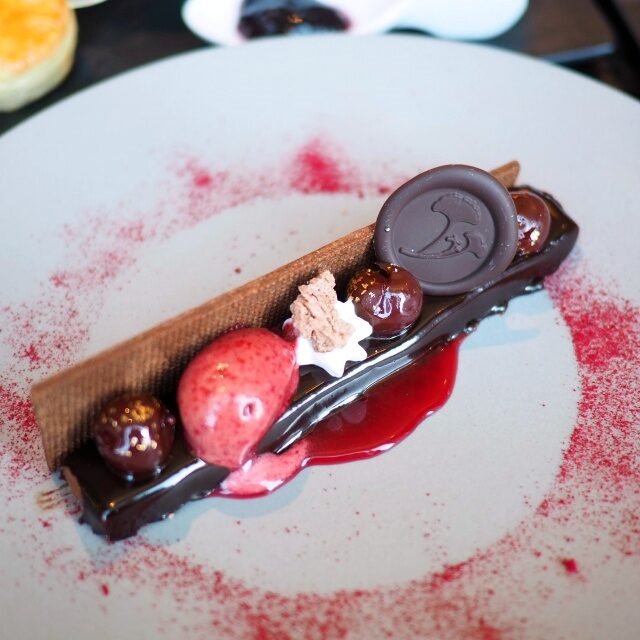 チョコレートムースの上にはフランボワーズのジェラートとグリオットチェリー♡チョコレートの銀杏はオークラのシンボルですね！