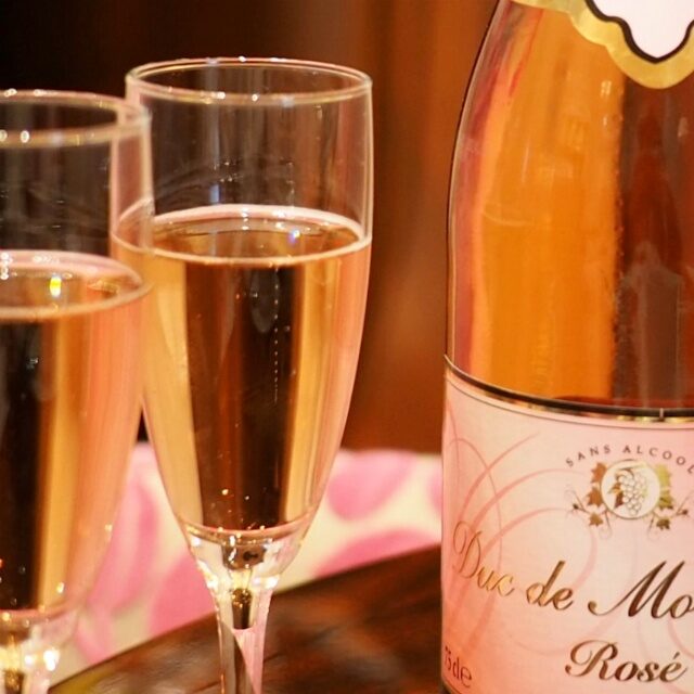 デュク・ドゥ・モンターニュは一度スパークリングワインとして作ってそれからアルコール分を除くから、ノンアルコールでもアルコール飲料のような香りとコクがあります。