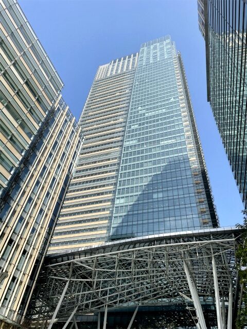 ザ・リッツカールトン東京が入っている「ミッドタウン・タワー」のミッドタウン側からみた外観。ザ・リッツカールトン東京は1、2階と45階～53階に入ってます。