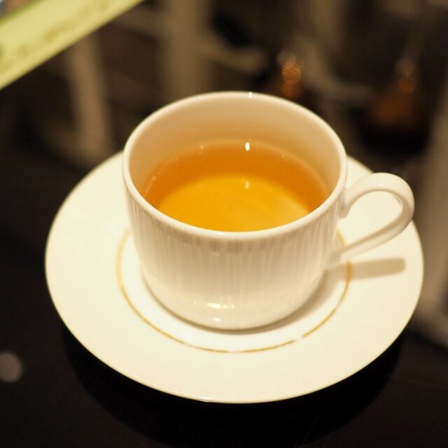 テ・マリー・アントワネット中国のお茶に、バラ、ジャスミンの花をブレンドし、柑橘類とドライフルーツに、はちみつの香りを加えたフレーバーティー