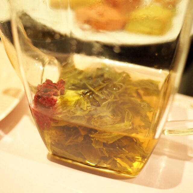 仙女花藍（センニョカラン）千日紅、ジャスミン、菊を浮かべた中国の緑茶