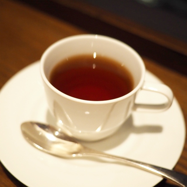 リュクスリー
ザ・オークラ東京のオリジナルブレンドティー。メープルシロップと栗の香りの紅茶。ミルクティーにぴったりの紅茶。