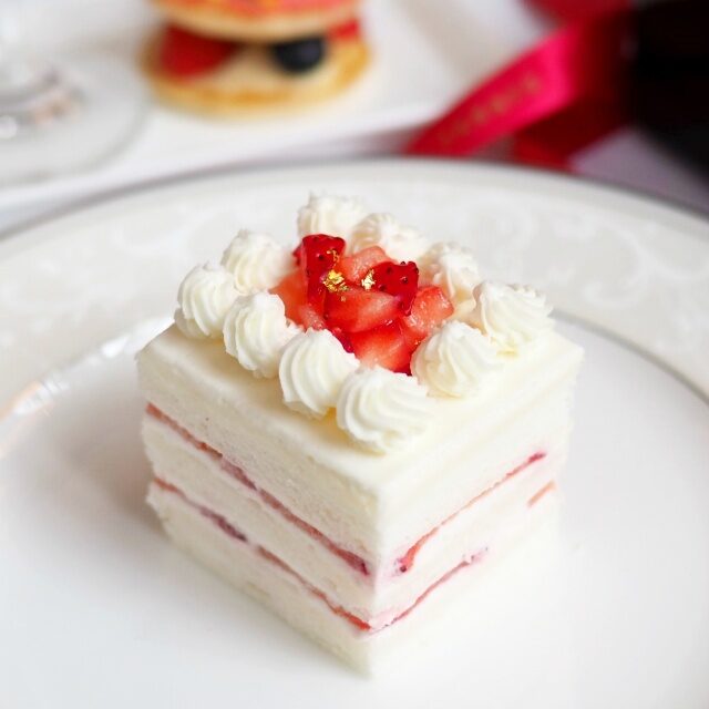 ストロベリーショートケーキ真っ白のスポンジに苺の赤が映えて美しい✨