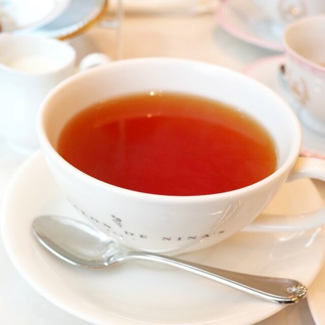 アッサムおかわりした紅茶。おかわりの場合はカップサービスでした。