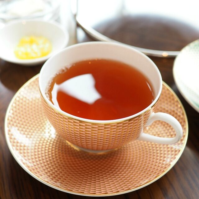 ホワイトサングリアインドの紅茶をベースにグリーンレーズンとオレンジピール、青と黄色の花びらも加えたフレーバーティー