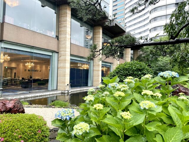 ガーデンラウンジは東京の名園の1つに数えられる日本庭園を見渡すことができます。この写真だと２階にあたるところがガーデンラウンジです。